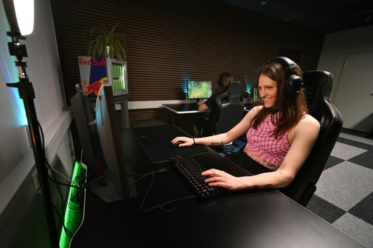 Girl playing Helonia Neue on PC